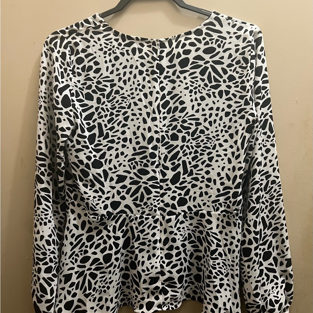 LOFT Monochrome Abstract Blouse - Picture 2 of 3
